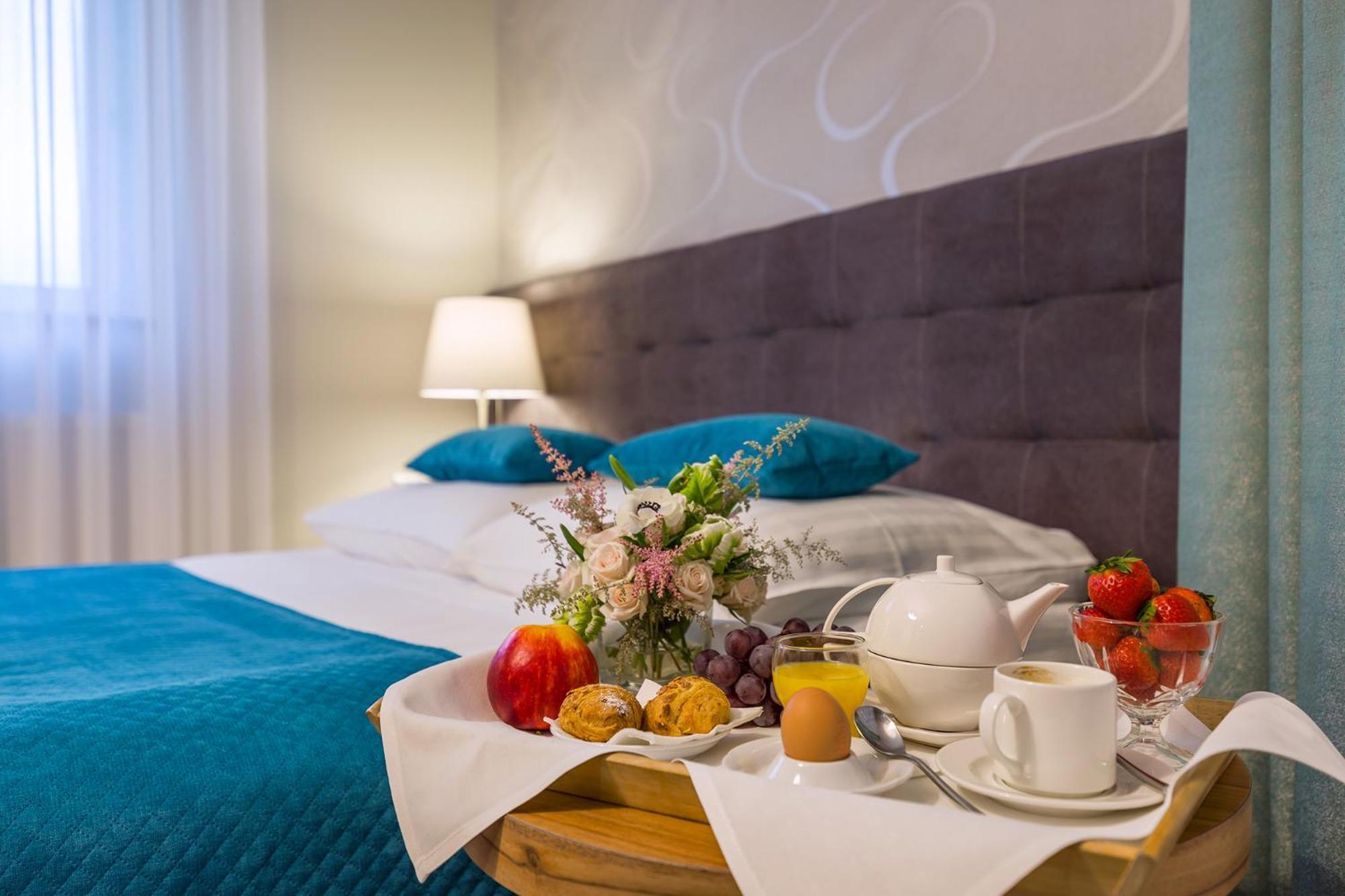Tulip Hotels - Wroclaw Patio ภายนอก รูปภาพ