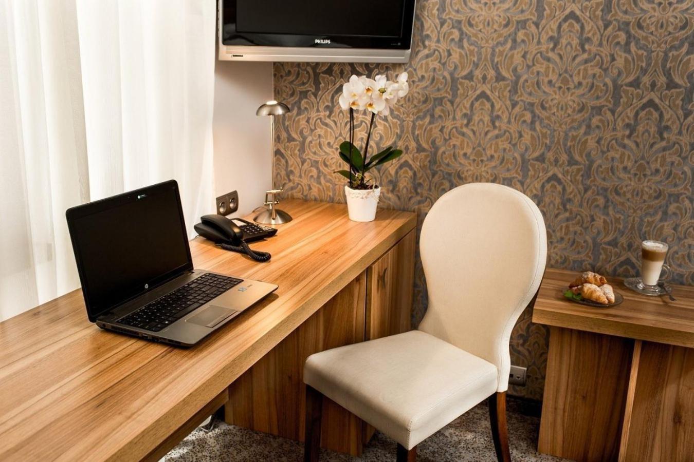 Tulip Hotels - Wroclaw Patio ภายนอก รูปภาพ